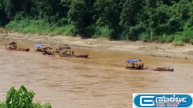 Từng đoàn thuyền hút cát trái phép trên dòng sông Mã, đoạn qua huyện Sông Mã, tỉnh Sơn La. Ảnh: Duy Phong