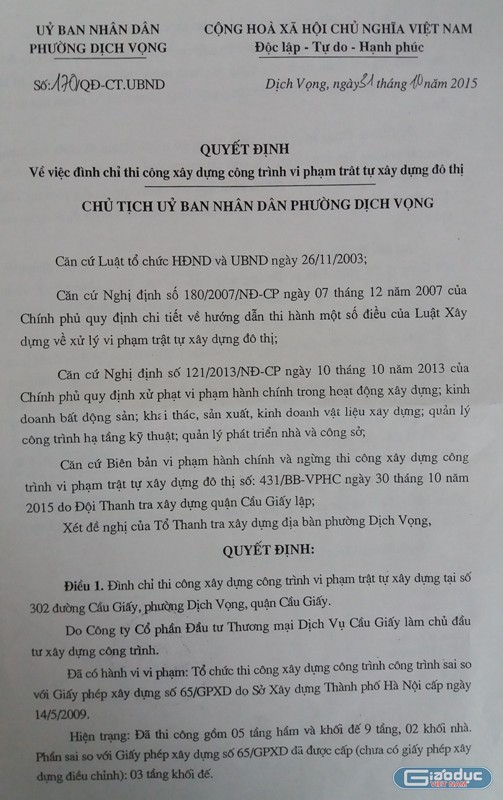 Quyết định số 170/QĐ-CT.UBND ngày 31/10/2015 của UBND phường Dịch Vọng về việc đình chỉ thi công xây dựng với công trình số 302 đường Cầu Giấy. Ảnh Trần Việt