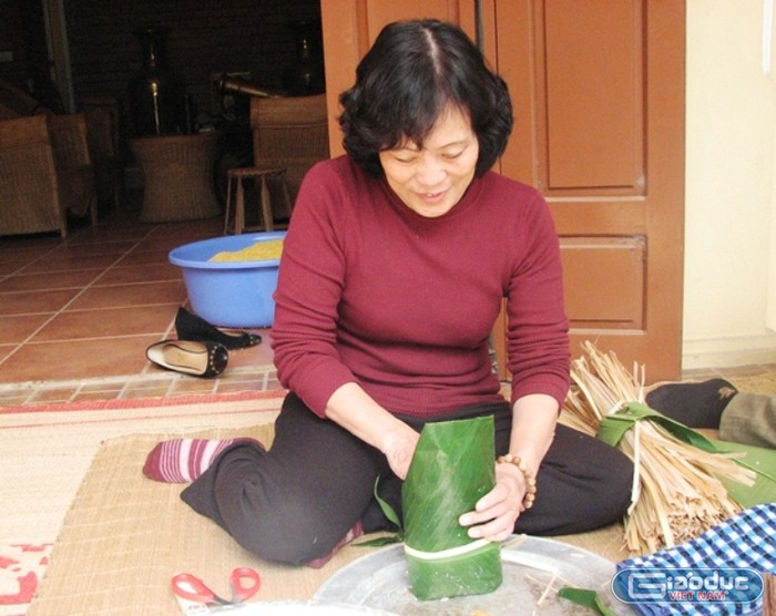 Năm thứ 3 gia đình Đại tướng cùng Bộ đội biên phòng gói bánh chưng dâng lên Người. Ảnh Thủy Phan