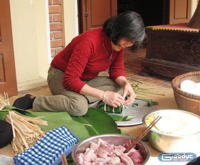 Lực lượng Bộ đội biên phòng gói bánh chưng cùng gia đình Đại tướng. Ảnh Thủy Phan