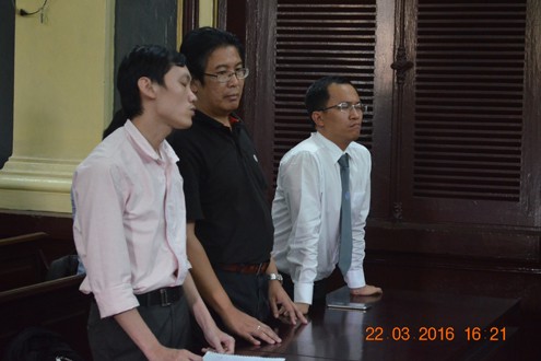 Yee Lip Chee (đứng giữa) đã bị Hội đồng xét xử đọc quyết định khởi tố vụ án ngay tại Tòa nhưng đến nay vẫn &quot;nhởn nhơ&quot; ngoài vòng pháp luật. Dư luận cho rằng đã có sự &quot;bảo kê&quot; cho tội phạm từ phía Cơ quan điều tra Công an thành phố Hồ Chí Minh.