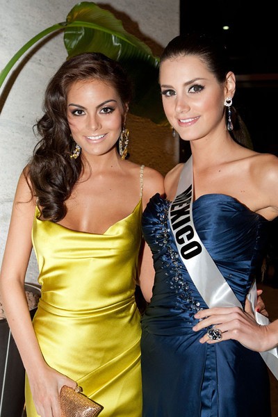 Không chịu "kém cạnh" đàn chị, Hoa hậu Mexico 2011 và là đại diện tại Hoa hậu Hoàn vũ năm nay, Karin Ontiveros cũng diện bộ đầm rất lộng lẫy.