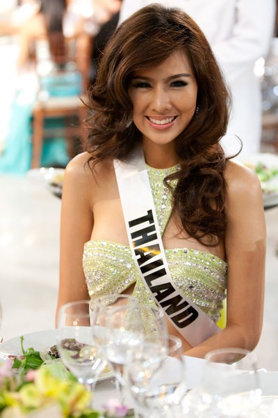 Hoa hậu Thái Lan 2011, Chanyasorn Sakorchan cực quyến rũ với chiếc lấp lánh khoe vai trần và eo thon.