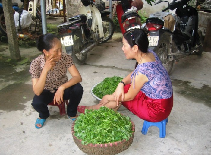 Trong ảnh: Đạo diễn Thiện Đoan và đoàn làm phim đang tiến hành các cảnh quay tại nhà của Tình ở Yên Nghĩa, Hà Đông. Mẹ Tình ngồi bên trái.