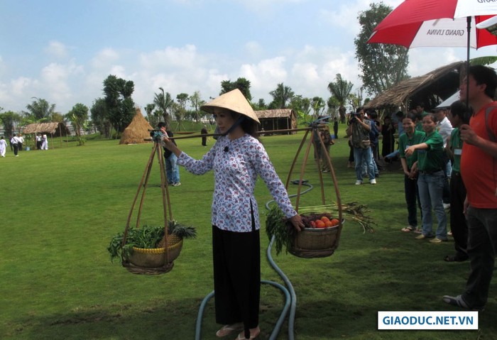 Buổi sáng tinh mơ, cô gái quê Trịnh Kim Chi gánh rau ra chợ bán.