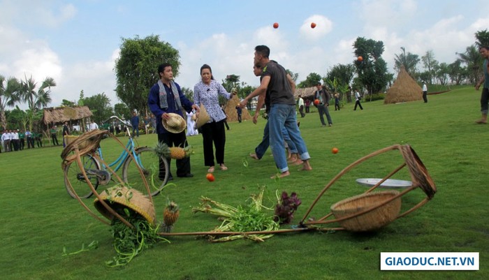 Và nhóm cô đồ xuất hiện, muốn chiếm đoạt cô gái bán rau xinh đẹp. Chúng dùng vũ lực, hất tung “nồi cơm” của Trịnh Kim Chi.