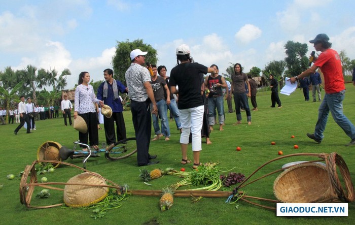 Đạo diễn Thành Kông hô: “Cắt!”, hoảng hốt chạy ra: “Anh Hoài Linh, kịch bản của tôi đâu có nhân vật ma đâu”? Khán giả bất ngờ vì không biết chuyện gì. Hoài Linh “cãi”: “Anh giao cho tôi một nhân vật ma đàng hoàng mà”!