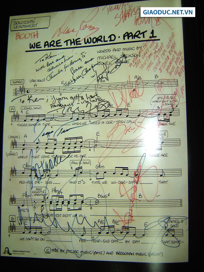 Ca khúc We are the world đã làm tên tuổi Michael Jackson đi vào huyền thoại âm nhạc thế giới, cùng chữ ký của nhiều ca sĩ nổi tiếng từng hát ca khúc này (Diana Ross, Cyndi Lauper, Stevie Wonder, có đính kèm dấu mộc nổi của gia đình Michael Jackson nằm trên cùng (bên trái). We are the world được Michael Jackson và nam danh ca Lionel Richie sáng tác vào năm 1985 và hàng loạt ca sĩ nổi tiếng đã cùng ghi âm ca khúc này để gây quỹ từ thiện giúp đỡ Châu phi nghèo đói. Ca khúc đã trở thành một tuyệt tác bất tử của nền âm nhạc thế giới.