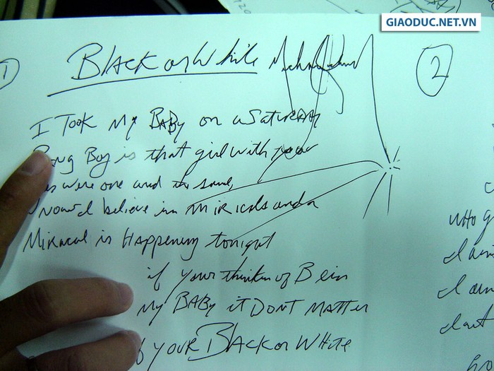 Những dòng chữ trên bản thảo được nhiếp ảnh gia thực hiện bộ ảnh này cho biết chính là chữ viết của Michael Jackson.