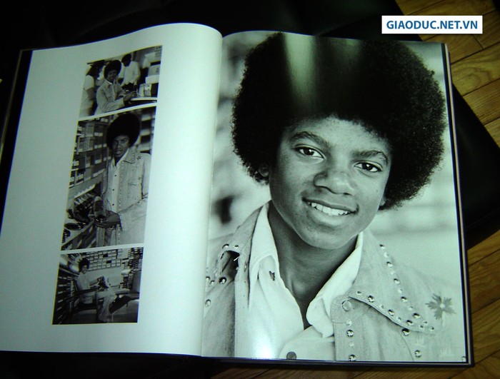 Bộ sách ảnh về cuộc đời huyền thoại của Michael Jackson, từ lúc còn là một cậu bé cho đến lúc thành ngôi sao nổi tiếng thế giới.
