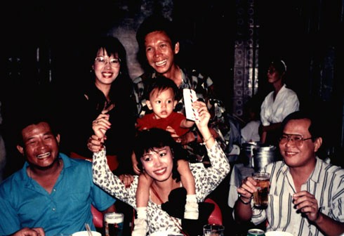 Vợ chồng Đơn Dương chụp hình cùng ba mẹ Khánh Trung (bên trái).