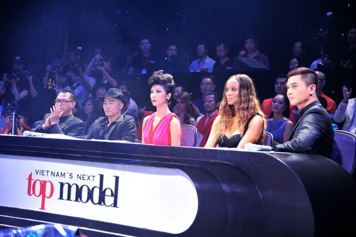 Tyra Banks được sắp xếp ngồi “kẹp” giữa hai vị giám khảo Xuân Lan và Nam Trung.