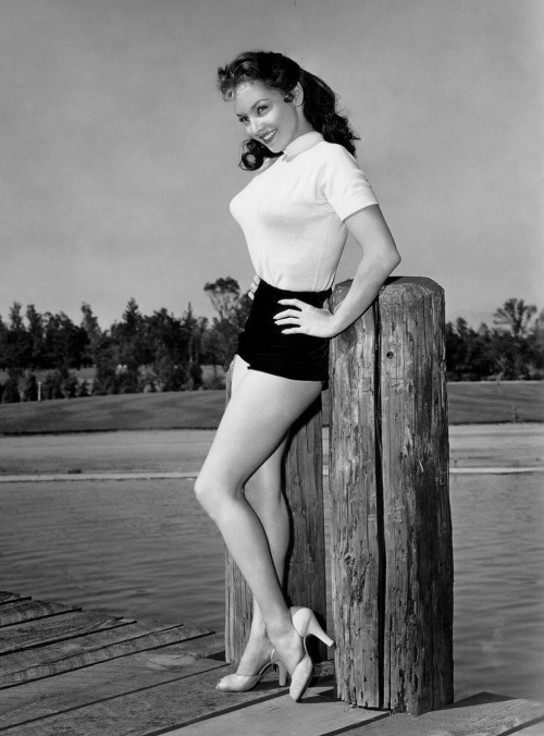 Mari Blanchard (1927-1970), nguyên diễn viên Mỹ, nổi bật trong một số phim thương mại hạng B thập niên 1950 đến giữa thập niên 1960.