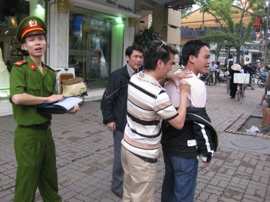 Thêm một fan nữa xin chữ ký vào vai áo! Đặc biệt có 2 anh công an đang làm nhiệm vụ, vì quá hâm mộ Ông hoàng nhạc Việt nên đã xin chữ ký.