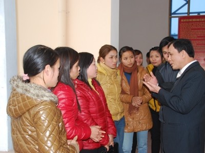 Chủ tịch UBND tỉnh Yên Bái Phạm Duy Cường trao đổi, tâm sự thêm với các cô giáo sau cuộc đối thoại.