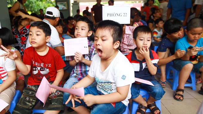 Do thời điểm thi vào sáng chủ nhật nên nhiều bé còn ngái ngủ. Trong ảnh: các bé tại phòng thi số 22 đang chuẩn bị làm thủ tục dự thi - Ảnh: Nguyễn Khánh