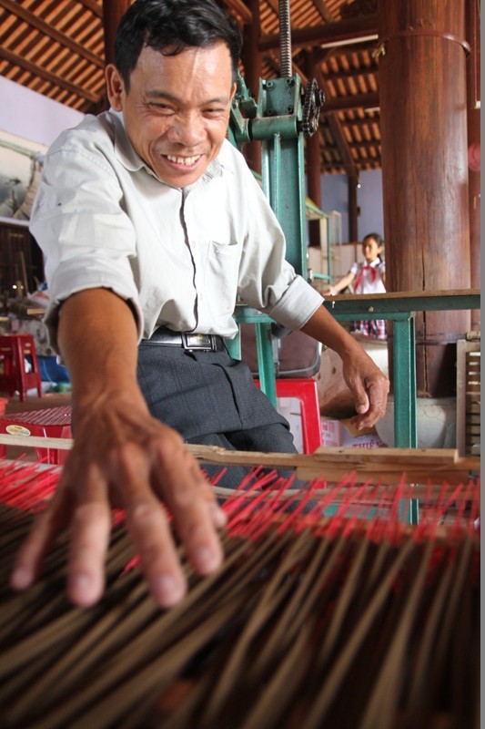 Bản thân anh Đặng Ngọc Bửu (SN 1965, trú thôn Thanh Đông, xã Cẩm Thanh, TP Hội An), Chủ nhiệm “ngôi nhà cười” này, cũng là người khuyết tật nên anh thấu hiểu nỗi niềm của những người không may có số phận như anh. Vì thế, anh Bửu đã sáng lập ra “ngôi nhà cười” với công việc chính là gấp bao bì, làm hương, dán đèn lồng…với mong muốn giúp đỡ những người bị khuyết tật tìm được việc làm, vươn lên trong cuộc sống.