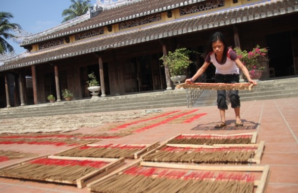 Cô gái này có cái tên là Xinh nhưng con người của em lại nhỏ thó và gặp nhiều bất hạnh. Lê Thị Xinh (trú phường An Hội, TP Hội An) bị khuyết tật tay từ nhỏ, vận động khó khăn nhưng hàng ngày vẫn cố gắng làm từng que hương để kiếm sống. Đặc biệt, ngay cả tuổi của mình, Xinh cũng không biết là bao nhiêu. “Em vào làm việc ở ngôi nhà tình thương này được khoảng 4 năm rồi. Lớn lên bản thân bị khuyết tật em cứ ngỡ mình sẽ không làm được gì, may mà được các anh chị ở đây đào tạo nghề và tạo cơ hội làm việc để kiếm sống. Bây giờ em có thể nuôi sống bản thân và giúp đỡ bố mẹ một phần nào”, em Xinh cho biết.