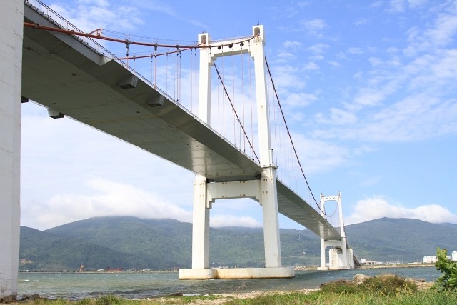 Cầu Thuận Phước được thiết kế theo mô hình cầu treo dây võng với 3 nhịp liên tục có khẩu độ lớn nhất Việt Nam (405m), rộng 18m dành cho 4 làn xe; có 2 trụ tháp cao 80m tính từ đỉnh bệ cọc…có tổng vốn xây dựng hơn 1.000 tỷ đồng.