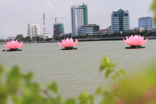 7 đóa sen này được đặt trên thùng phuy 200 lít trong hệ thống khung kim loại, các đóa sen cách nhau từ 100-150m. Mỗi đóa sen có 15 cánh, trọng lượng khoảng 500kg; mỗi cánh sen có chiều dài 4m, chiều ngang 2,5m.