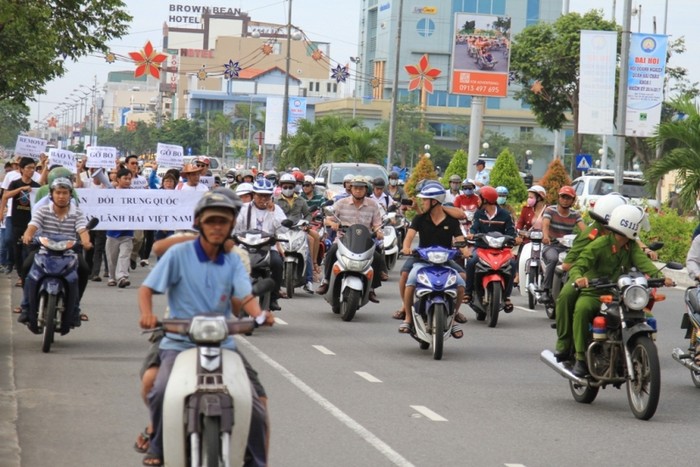 Đoàn người mittinh phản đối Trung Quốc xâm lấn lãnh hải Việt Nam trong trật tự. Nhiều người đi đường cũng đã hòa vào dòng người đi theo phản đối hành động ngang ngược, sai trái của Trung Quốc.