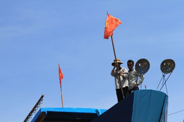 Cắm lại lá cờ Tổ quốc cho chắc chắn để vững tiến ra vùng biển Hoàng Sa...