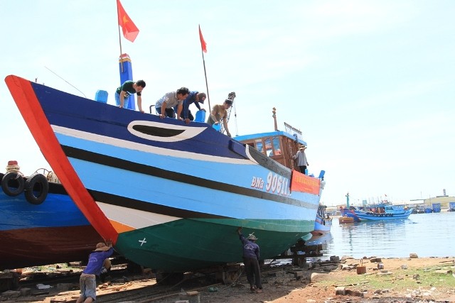 Tàu bắt đầu chạm nước...