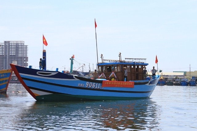 ...và bắt đầu tiến ra vùng biển Hoàng Sa. Nơi đó, tàu của ông Toàn cùng với hàng ngàn tàu cá khác của hàng ngàn ngư dân biển miền Trung vững vàng đánh bắt hải sản, bám biển, bảo vệ chủ quyền thiêng liêng Tổ quốc.