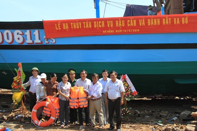 Ông Trần Toàn (người thứ 3 bên phải) có thâm niên 45 năm đi biển. Chính vì thế, ông hiểu hơn ai hết, muốn ra được biển lớn thì ngư dân phải có tàu lớn. Sau nhiều ngày tháng trằn trọc, tích cóp, ông đã mạnh dạn đóng con tàu này với giá trị 3,2 tỷ đồng.