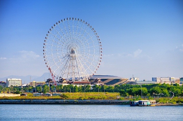 &quot;Vòng quay Mặt trời - Sun Wheel&quot; là 1 hạng mục chính của Công viên Châu Á (phía nam Đài tưởng niệm 2/9, quận Hải Châu, Đà Nẵng) được đầu tư hơn 4.000 tỉ đồng với mong muốn biến giấc mơ mang những vòng quay khổng lồ trên thế giới về với Việt Nam góp phần xây dựng thành phố Đà Nẵng trở thành thành phố du lịch hàng đầu cả nước và trở thành điểm đến du lịch hấp dẫn trong khu vực.