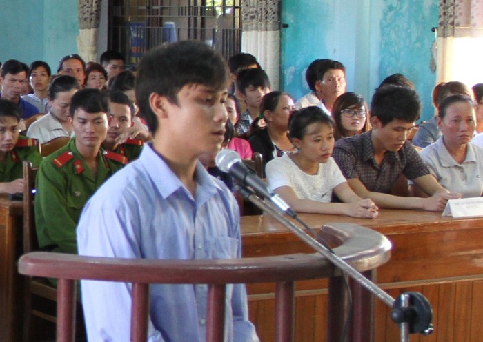 Bị cáo Nguyễn Minh Nhựt trước vành móng ngựa ngày 2/8. Ảnh H.Q
