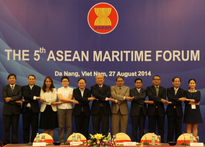 Đại biểu các nước ASEAN bắt tay nhau thể hiện tình đoàn kết khu vực. Ảnh H.Q