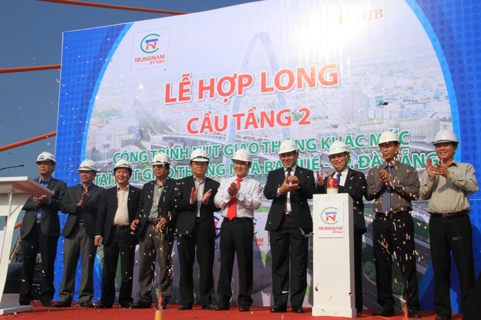 Chiều 12/2, Tập đoàn Trung Nam (Trung Nam Group) đã tổ chức hợp long tầng 2 (tầng cuối cùng, tính cả tầng trệt thì đây là cây cầu có 3 tầng) cầu vượt ngã ba Huế.