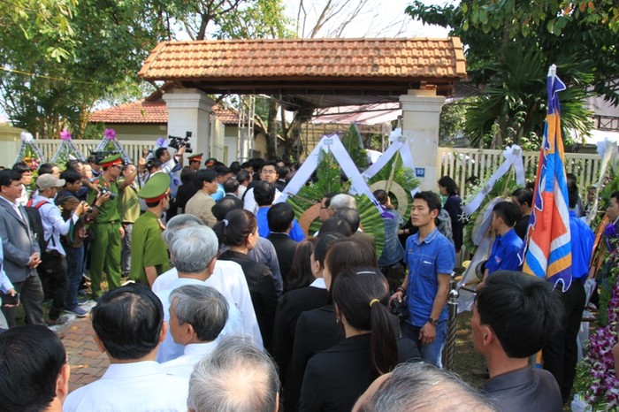 Chiều ngày 14/2, lễ viếng ông Nguyễn Bá Thanh (Trưởng Ban Nội chính Trung ương, nguyên Bí thư Thành ủy, Chủ tịch HĐND, Chủ tịch UBND TP Đà Nẵng) đã được bắt đầu tại nhà riêng số 189 đường Cách mạng Tháng tám (phường Khuê Trung, quận Cẩm Lệ, Đà Nẵng). Hàng ngàn người dân đã tới đứng chờ trước cổng nhà ông Thanh để được đến lượt vào viếng...