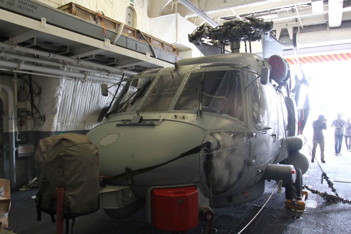 ...trực thăng có người lái trên tàu USS Fort Worth....