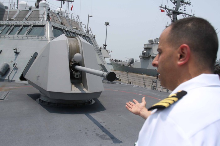 Sĩ quan, thủy thủ giới thiệu về các vũ khí trang bị trên tàu USS Fort Worth.