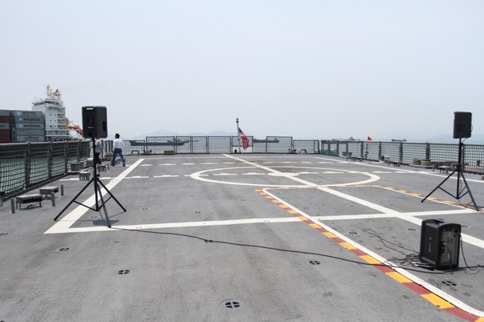 Phía sau tàu USS Fort Worth có một sân bay dành cho máy bay trực thăng cất và hạ cánh...