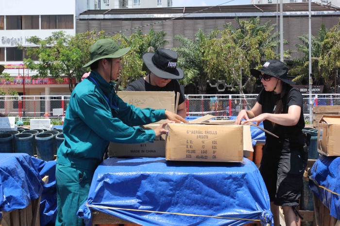 ...có một số thành viên nữ trong các đội pháo hoa quốc tế. Họ cũng hăng say làm việc giữa trưa nắng...