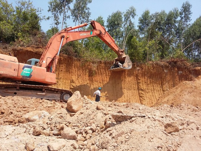 Trong quá trình khai thác đất, doanh nghiệp đã múc đi hàng trăm ngôi mộ mà không hề hay biết?. Ảnh Thùy Linh