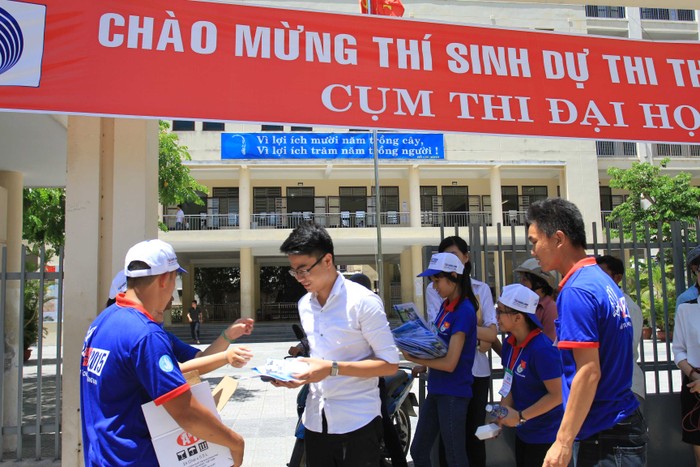 ...Đặc biệt, dù thời tiết nắng nóng, khi các thí sinh thi xong môn đầu tiên, các em được thanh niên tình nguyện phát thức ăn, nước uống miễn phí ngay trước cổng trường. &quot;Làm xong bài thi, khi đi ra trước cổng được các anh chị thanh niên tình nguyện phát thức ăn và nước uống, em cảm động và vui lắm. Thấy các anh chị đứng giữa trời nắng để giúp đỡ chúng em, đúng là không thể nói gì hơn ngoài tấm lòng...&quot;, thí sinh Nguyễn Hữu Hà (đến từ Quảng Nam) cho biết.