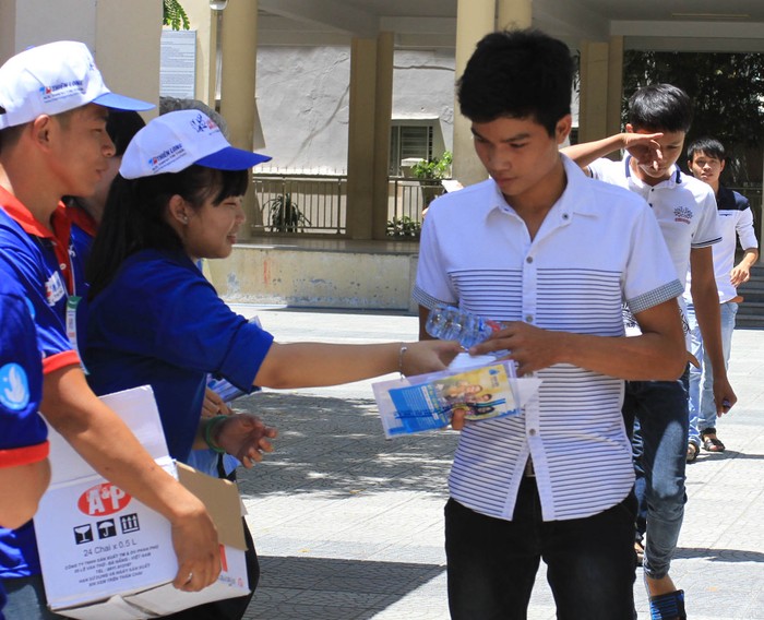 Được chăm sóc tận tình, nhiều thí sinh xúc động...dù đó là món quà nhỏ từ các anh chị thanh niên tình nguyện