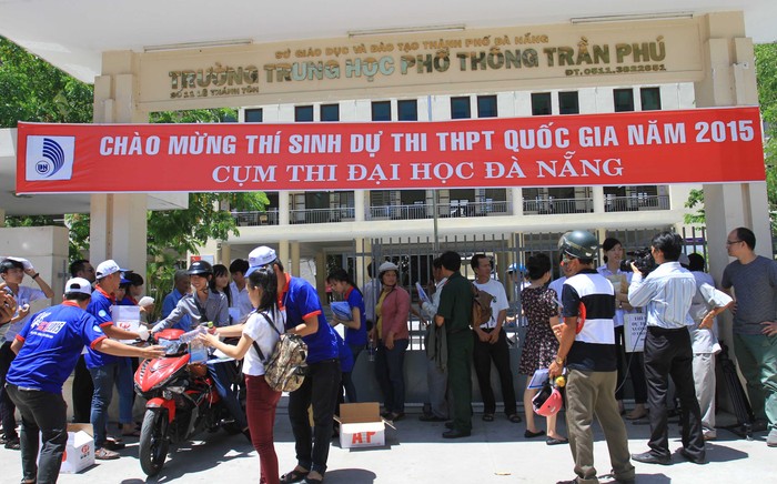 Thanh niên tình nguyện &quot;đội nắng&quot; tiếp sức mùa thi...