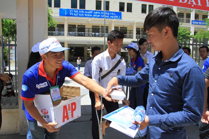 Ai cũng vui vẻ khi phát thức ăn, nước uống miễn phí cho các thí sinh, với mong muốn góp một phần công sức nhỏ bé nhằm giúp các thí sinh hoàn thành tốt kỳ thi &quot;hai trong một&quot; này