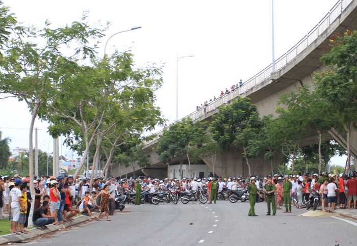 Hiện trường phía dưới cầu Thuận Phước - nơi hai người phụ nữ chết thảm. Ảnh Thùy Linh