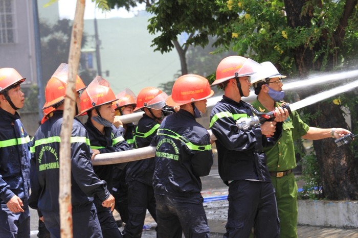 Hàng trăm cán bộ, chiến sỹ vất vả giữa trưa nắng để cứu công ty kinh doanh sơn...