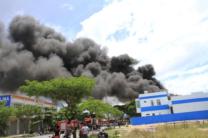 Nhận được tin báo, lực lượng PCCC TP Đà Nẵng điều động hơn 15 xe cứu hỏa cùng hàng trăm cán bộ, chiến sỹ tới hiện trường khống chế ngọn lửa.