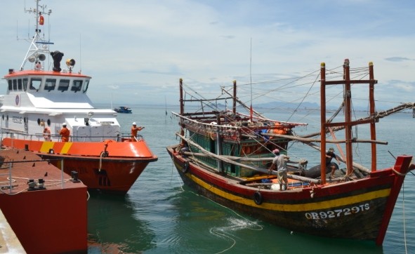Tàu SAR 274 của Danang MRCC trong một lần đưa tàu ngư dân gặp nạn ngoài biển vào bờ. Ảnh Thùy Linh