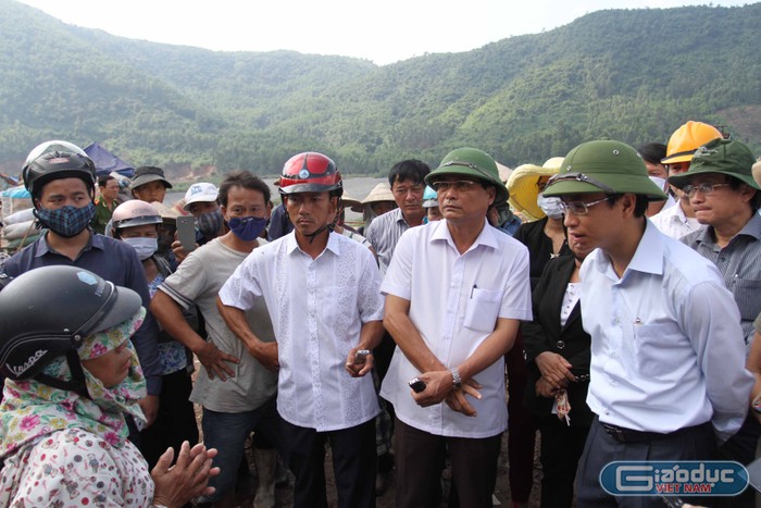 Bí thư Thành ủy Đà Nẵng Nguyễn Xuân Anh (ngoài cùng bên phải) lắng nghe tâm tư nguyện vọng của người dân ngay tại bãi rác Khánh Sơn. Ảnh Thùy Linh