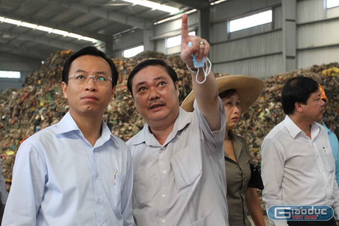 Bí thư Thành ủy Đà Nẵng Nguyễn Xuân Anh (bên trái) kiểm tra một đơn vị xử lý rác thải gần bãi rác Khánh Sơn. Ảnh Thùy Linh