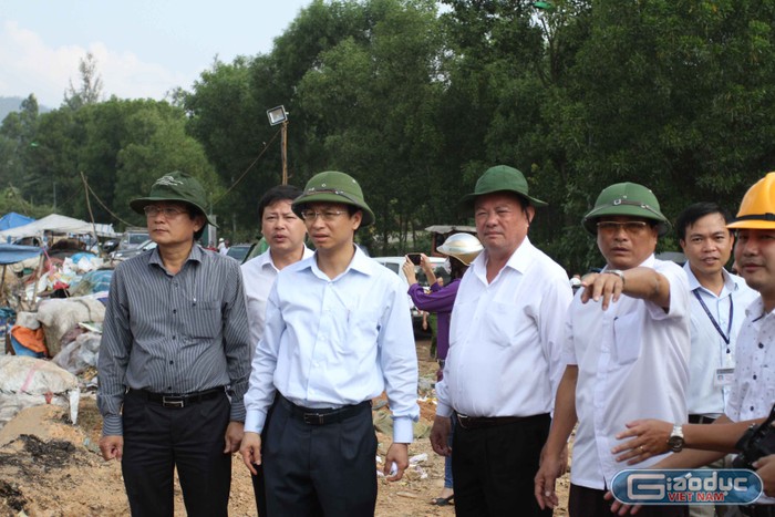 Bí thư Nguyễn Xuân Anh: &quot;Mình ở dưới phố, anh em mình sung sướng hơn, mình phải hiểu nỗi khổ của người dân nơi đây&quot;. Ảnh Thùy Linh